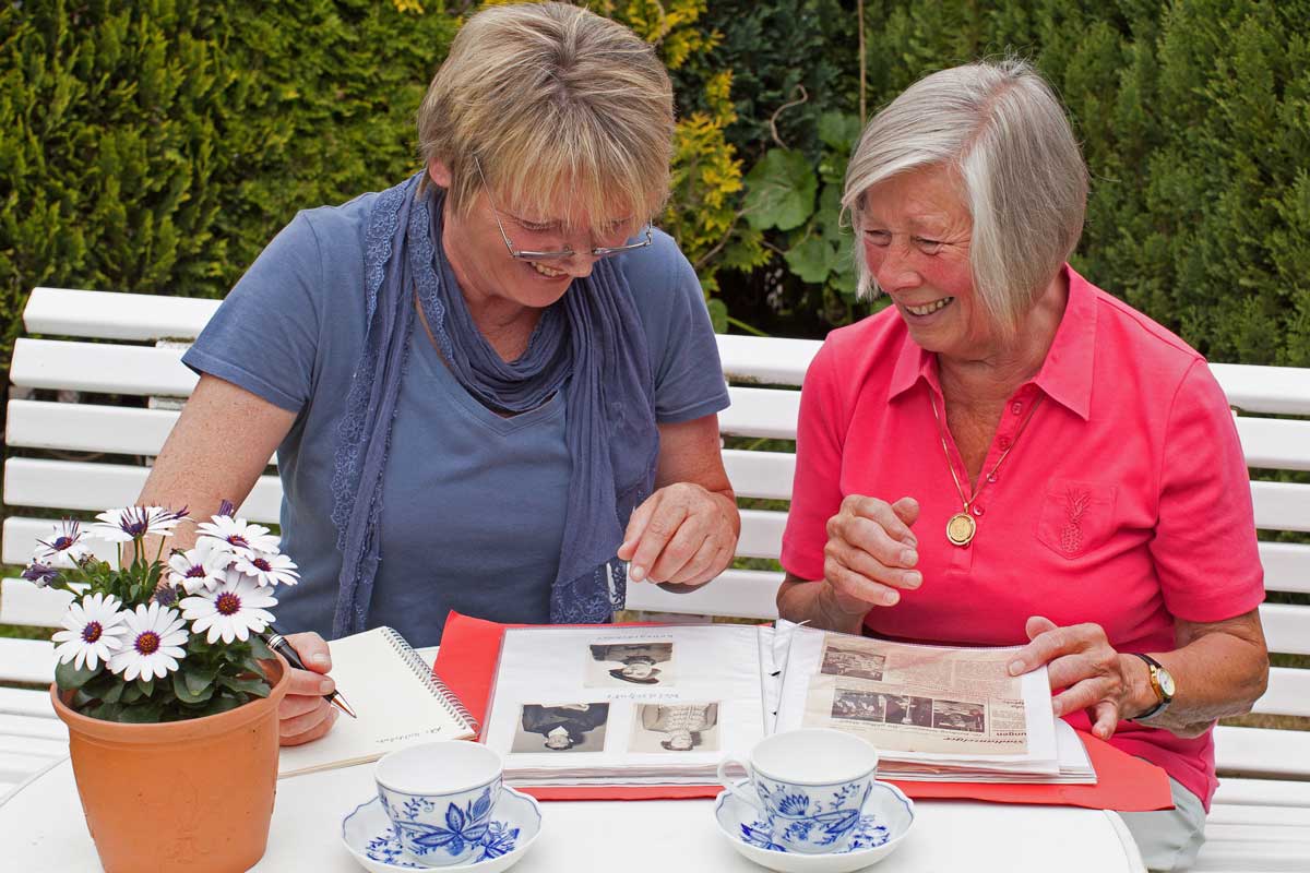 Der Bogen der Tätigkeit einer Senioren-Assistentin ist weit gespannt: Unterhaltung und geistiger Austausch gehören ganz wesentlich dazu. Foto: djd/Büchmann/Seminare/Michael Dicke