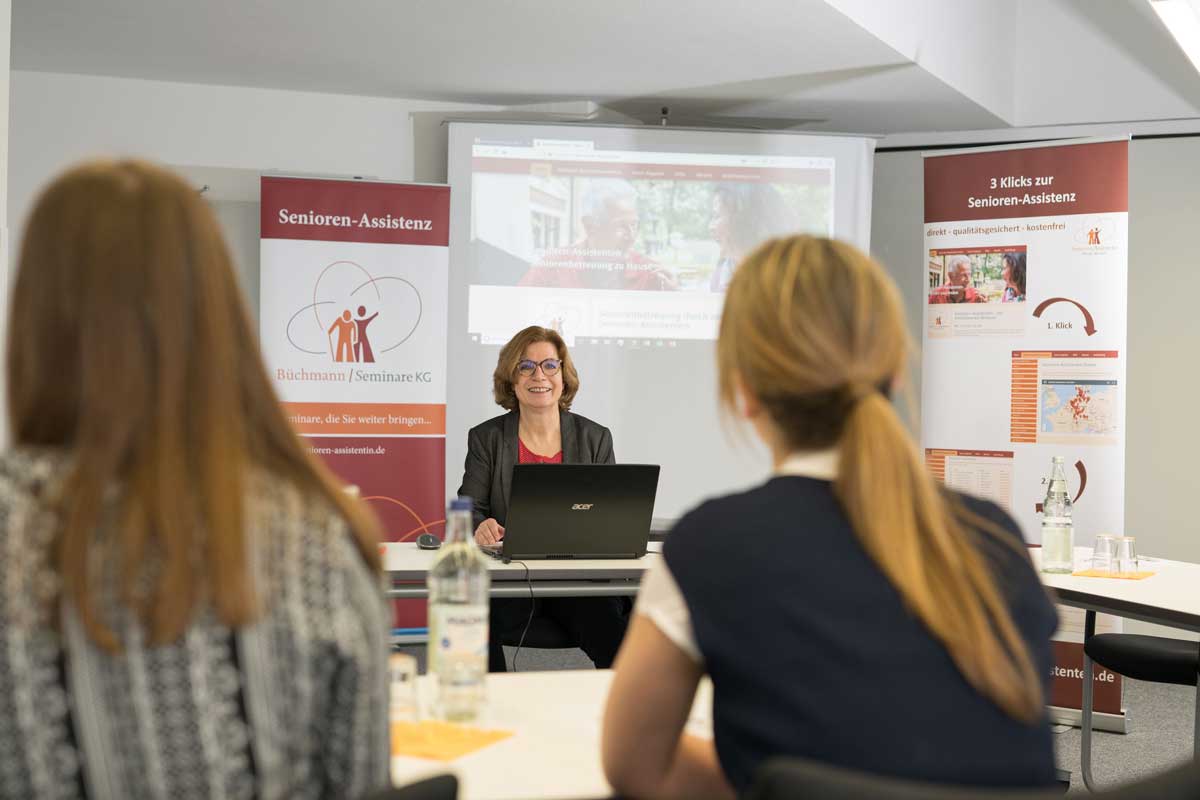 Ute Büchmann hat schon vor vielen Jahren das Berufsfeld der qualifizierten Senioren-Assistenz entwickelt. Neben fachlichem Wissen wird vor allem auch das nötige Know-how für die Selbstständigkeit vermittelt. Foto: djd/Büchmann/Seminare/friedrun reinhold