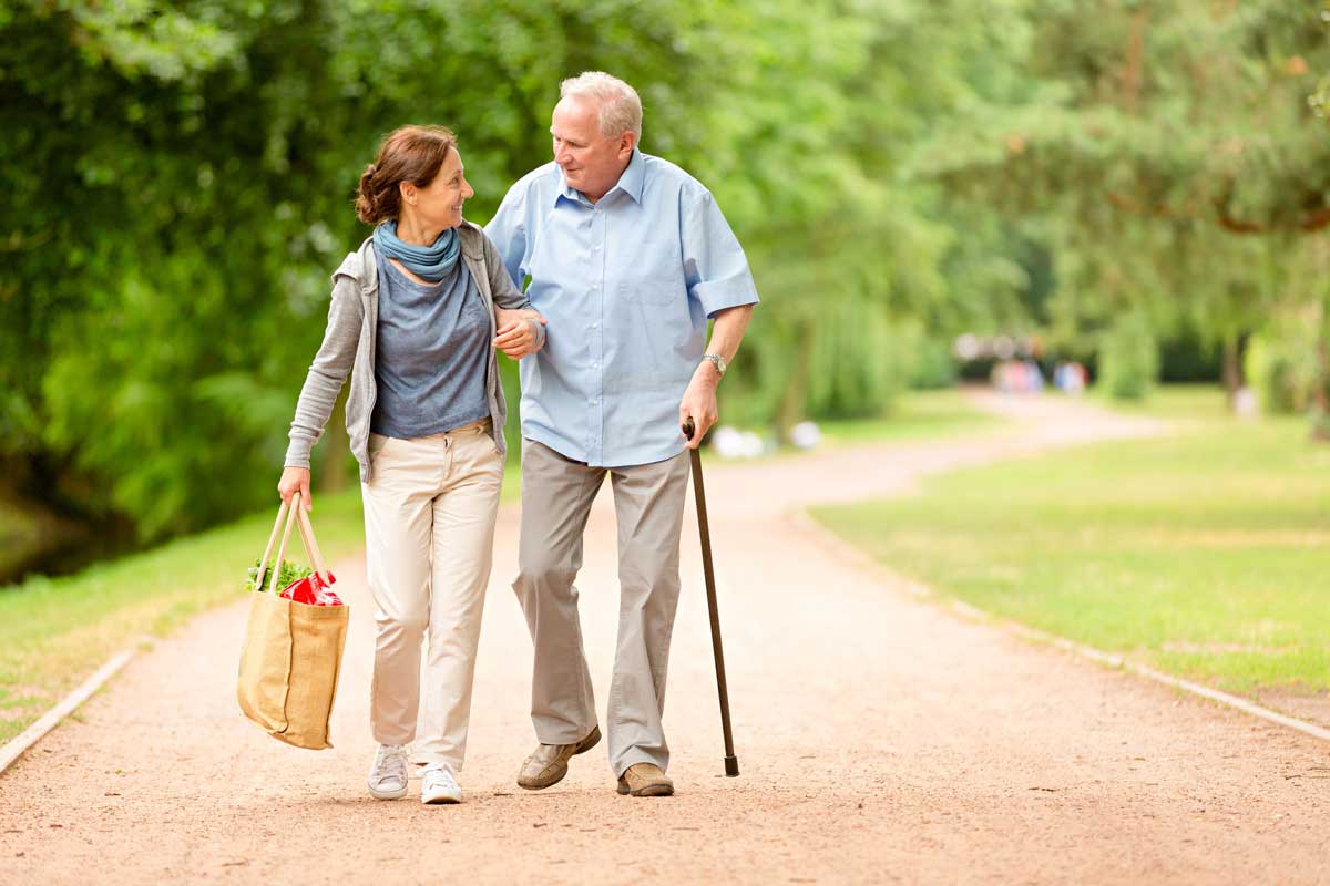 Senioren-Assistentinnen begegnen den älteren Menschen auf Augenhöhe, mit Wertschätzung, Würde und Respekt. Foto: djd/Büchmann/Seminare Getty Images/FredFroese