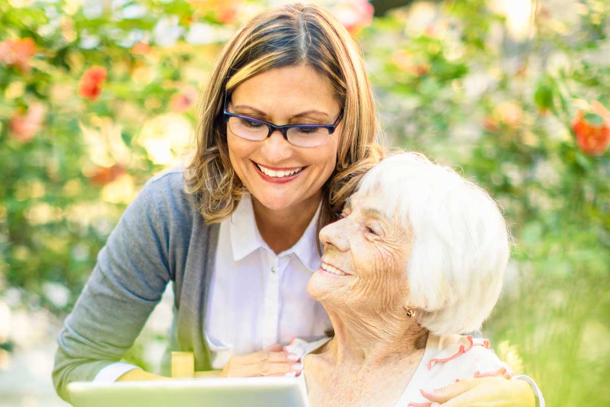 Senioren-Assistentinnen begegnen den älteren Menschen auf Augenhöhe, mit Wertschätzung, Würde und Respekt. Foto: djd/Büchmann Seminare/Getty Images/Eva-Katalin