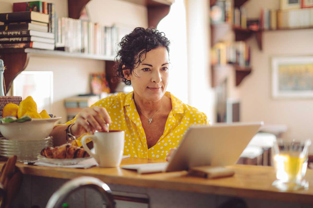Berufliche Neuorientierung für Frauen 50 plus: Nach einer kompakten Ausbildung kann man sich als Vitametikerin selbstständig machen. Foto: djd/Berufsverband für Vitametik/Getty Images/Eva-Katalin